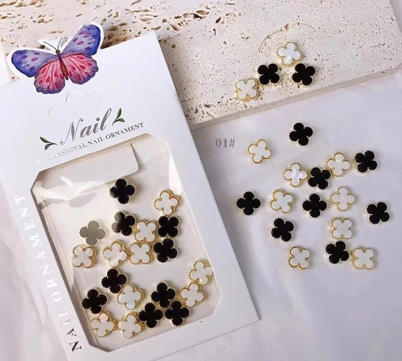 Van Cleef Flower BRAND CHARM